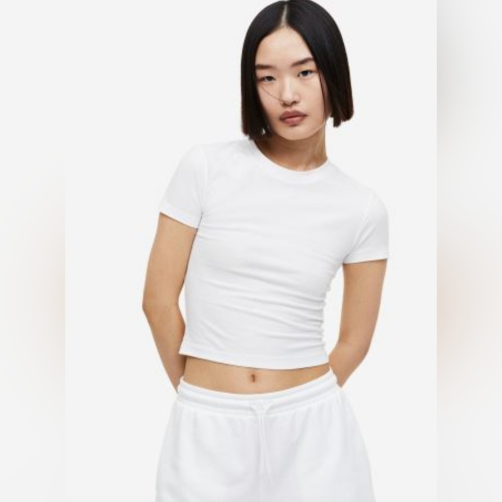 H&M Fitted Crop Tee in White, fit Is Small Not Medium.
